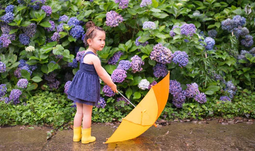 梅雨の時期に外で遊ぶ子供