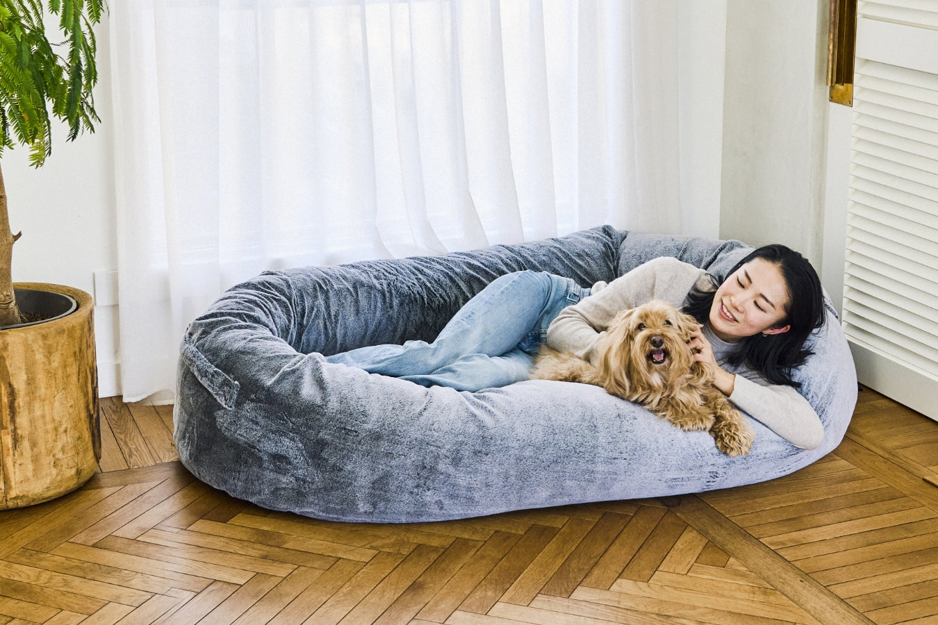 guguハギーでくつろぎの時間を過ごしている女性と犬